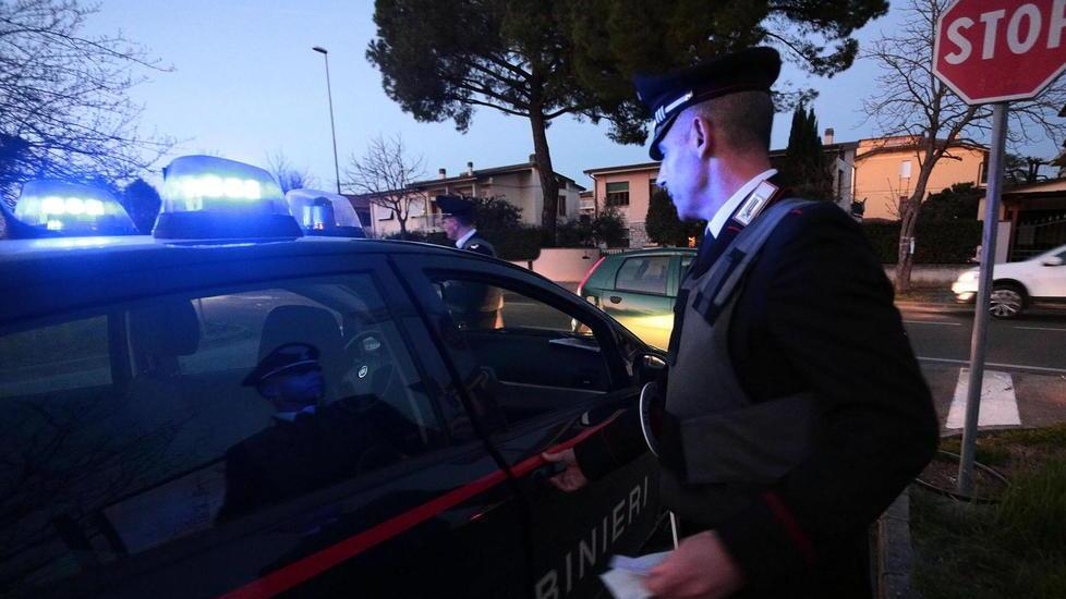 Ricercato in fuga si rifugia nelle ex aziende: scovato