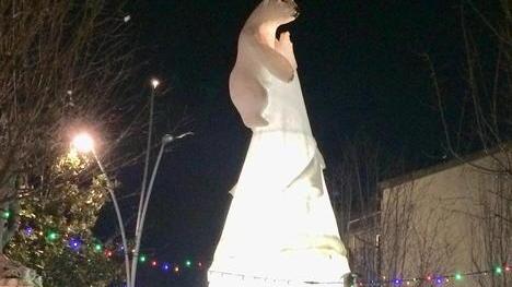 Rubate le statue decorative all’albero di Natale ecologico