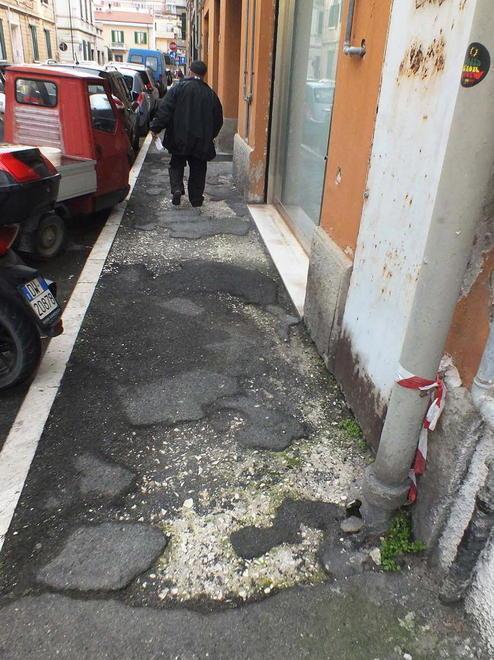Tra buche e rattoppi è una città a ostacoli 