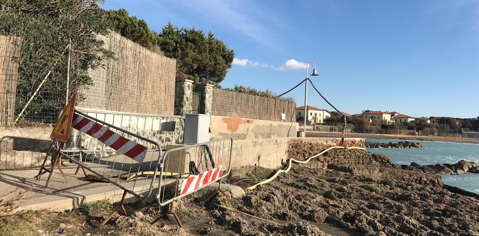 Fogne ko sulla passeggiata: lungomare chiuso per lavori 