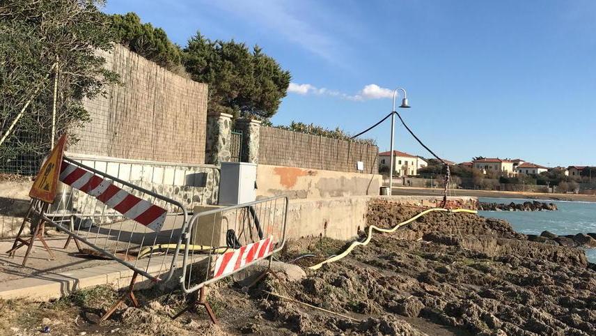 Fogne ko sulla passeggiata: lungomare chiuso per lavori