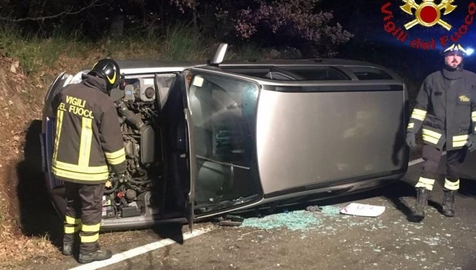 Auto si ribalta nella notte, intervengono i vigili del fuoco
