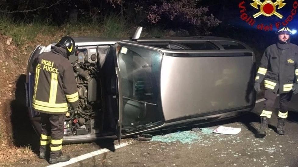 Auto si ribalta nella notte, intervengono i vigili del fuoco