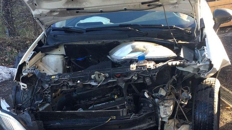Schianto frontale a Pavullo Strada chiusa e auto distrutte