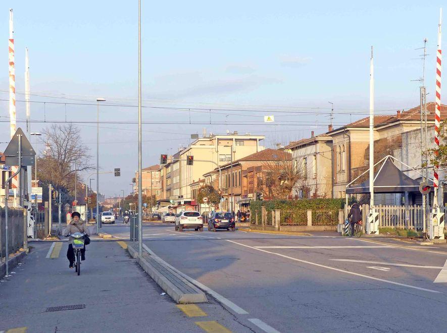 Danneggia le sbarre e poi scappa 