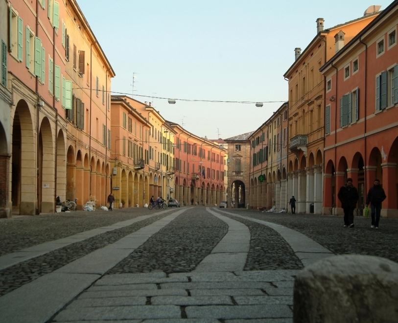 Negozi e bar chiusi per le feste: dibattito acceso a Correggio 