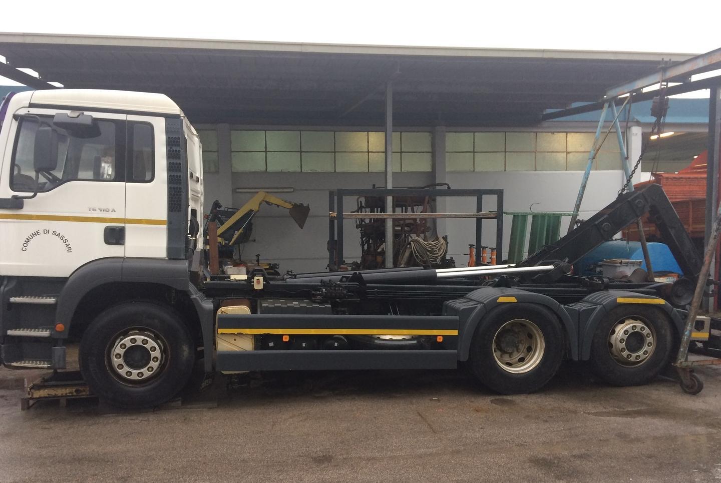 Palazzo Ducale si disfa di Panda e autogru