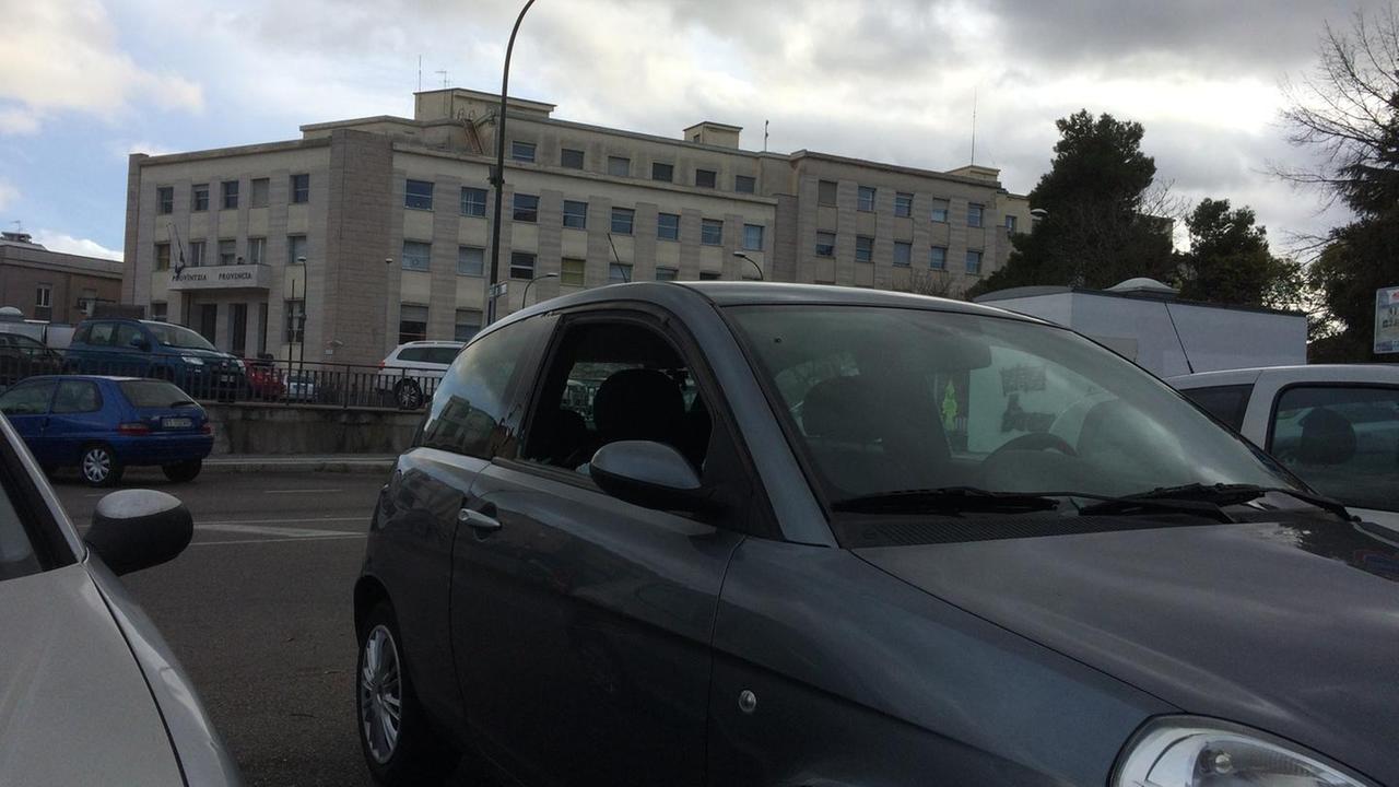 Tre auto danneggiate in piazza Italia