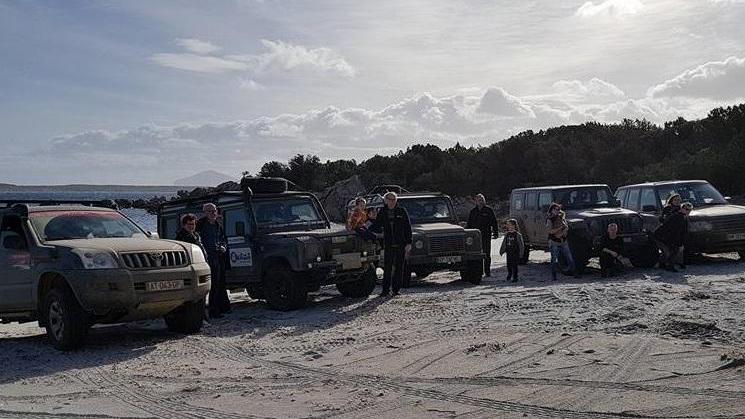 Cafoni francesi in spiaggia in jeep 