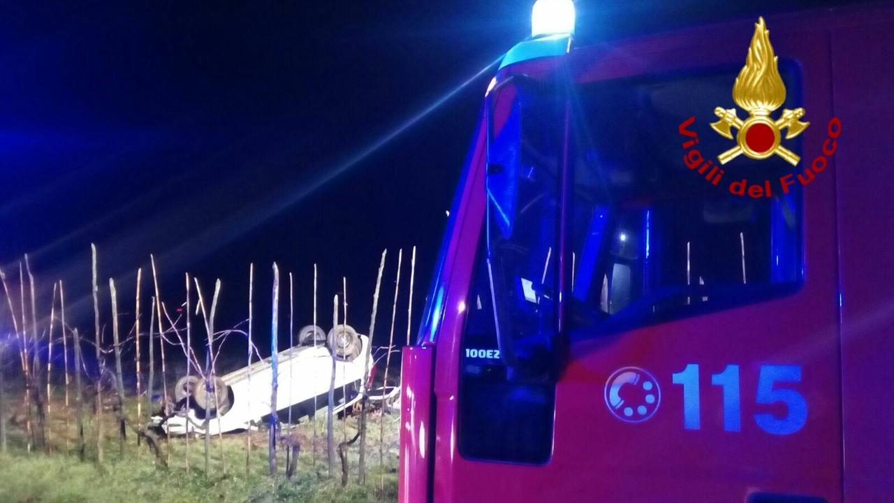 L'auto ribaltata nel campo