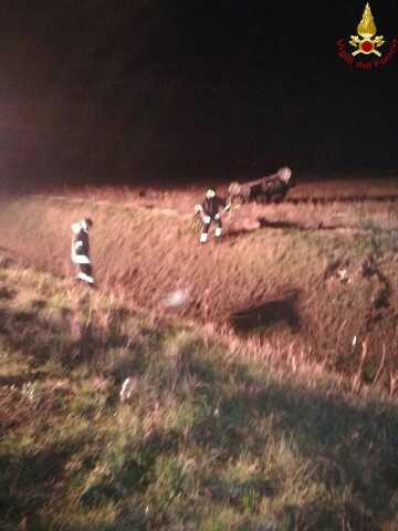 Fuori strada con l'auto, grave bambino di 4 anni 