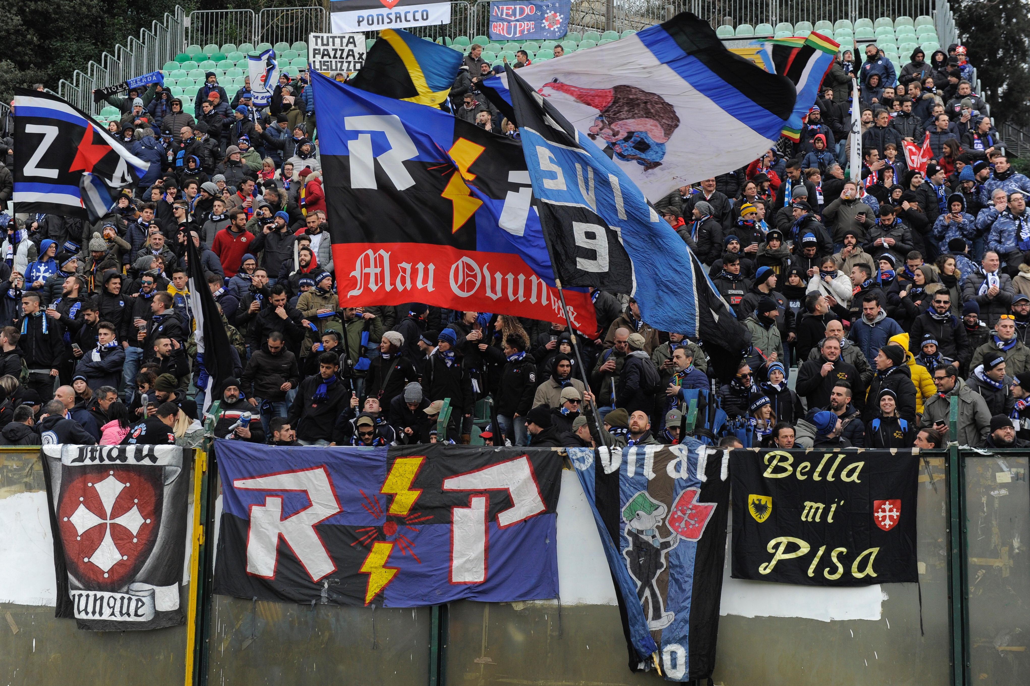 I tifosi del Pisa a Siena (foto Massimo Sestini)