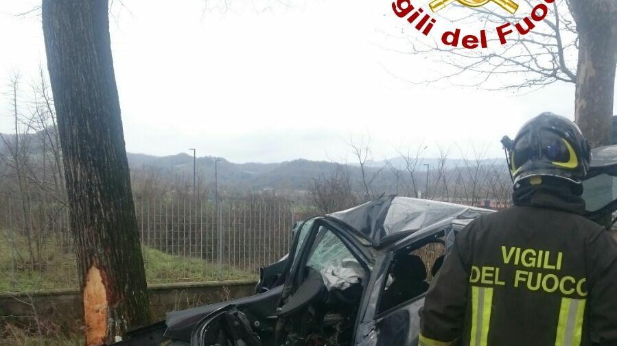 L'auto finisce contro un albero: muore a 53 anni