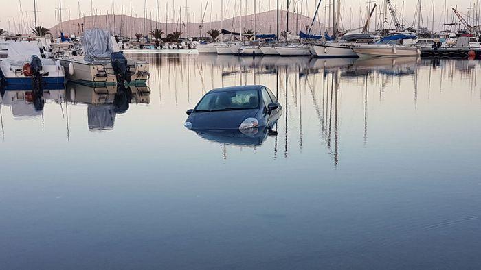 L'auto finita nelle acque del porto catalano (foto ansa)