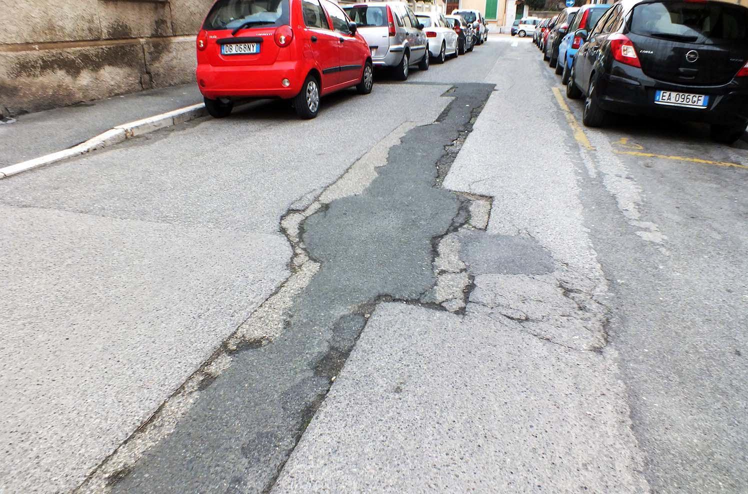 Le condizioni dell'asfalto in via Alfieri incrocio con via Foscolo (foto Paolo Barlettani)