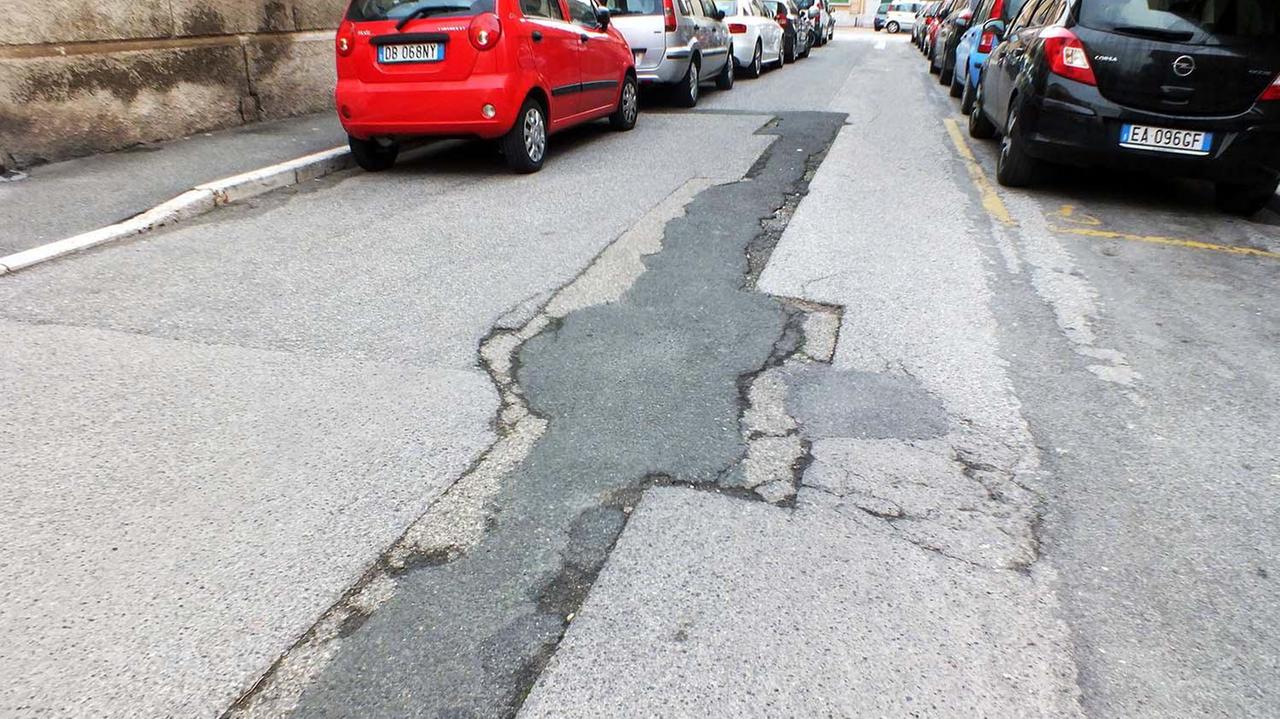 Le condizioni dell'asfalto in via Alfieri incrocio con via Foscolo (foto Paolo Barlettani)