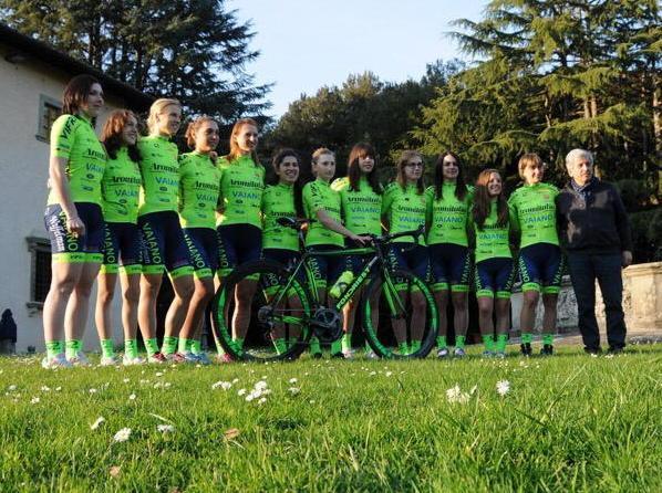 Il team delle atlete della squadra di ciclismo di Vaiano
