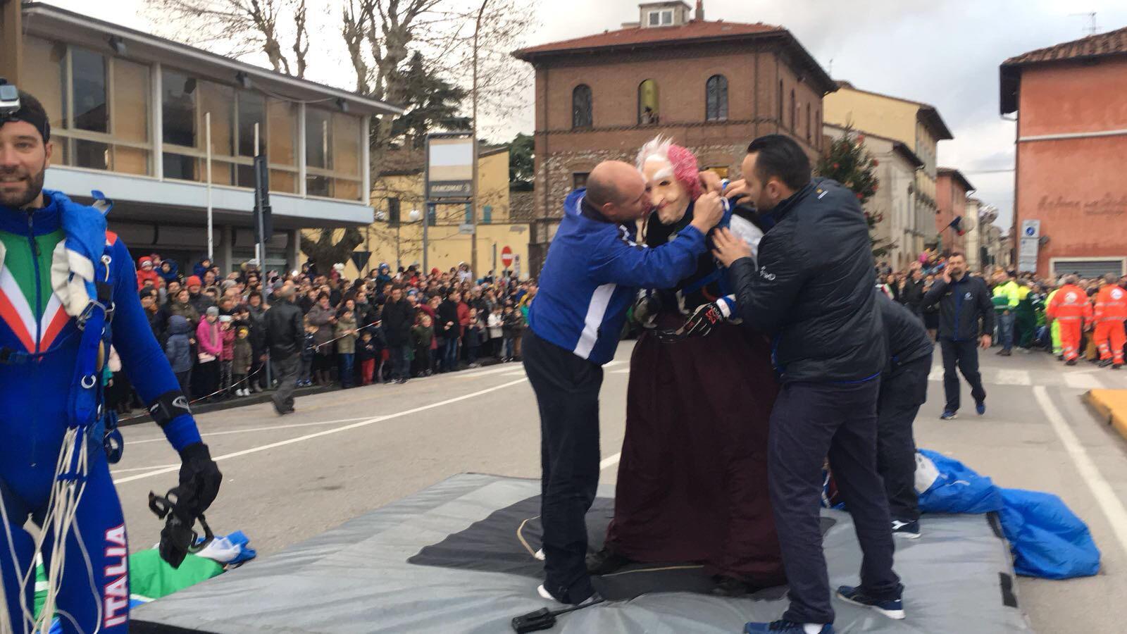 L'arrivo della Befana dei paracadutisti