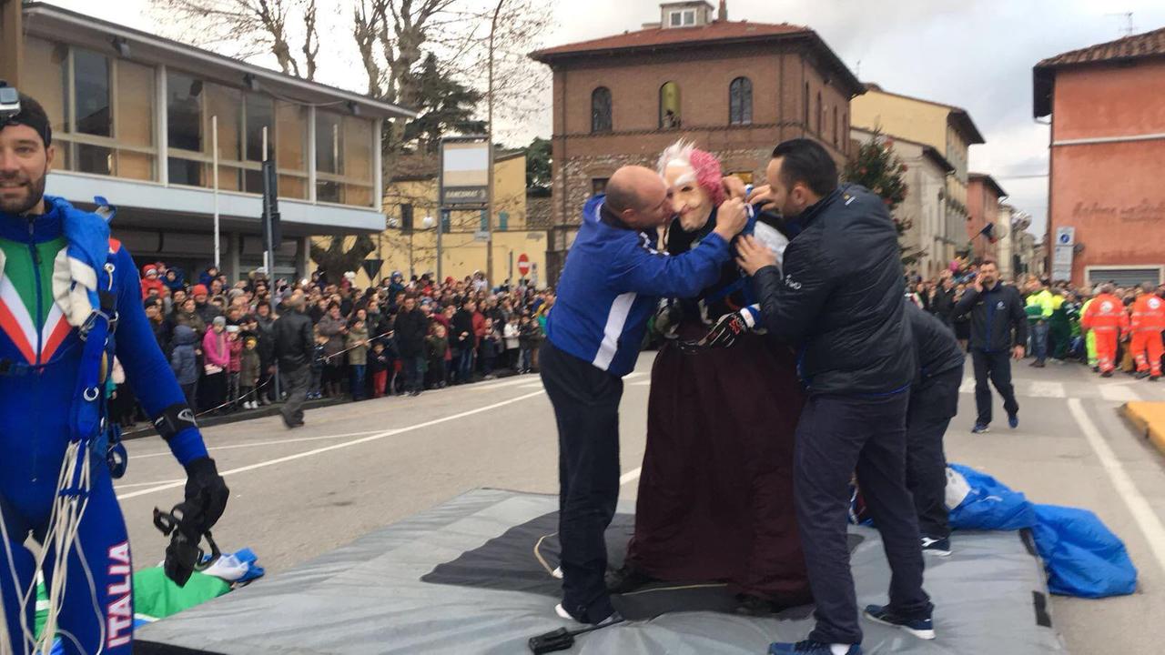 L'arrivo della Befana dei paracadutisti