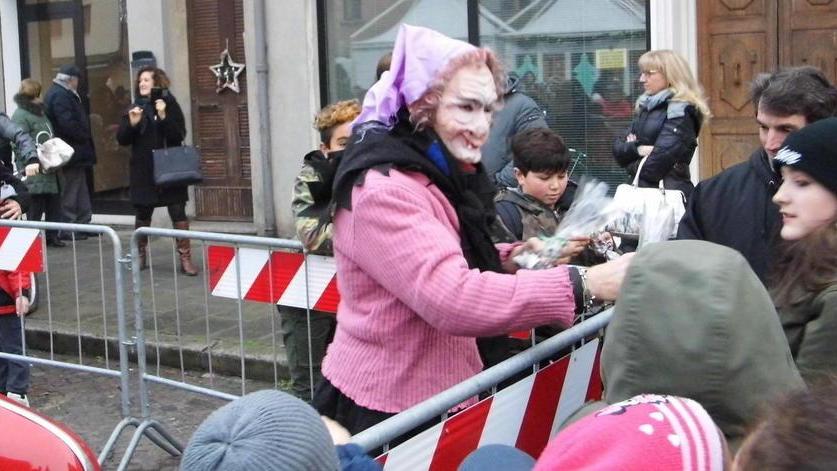 E a Bondeno la Befana scende dal tetto per un incendio finto