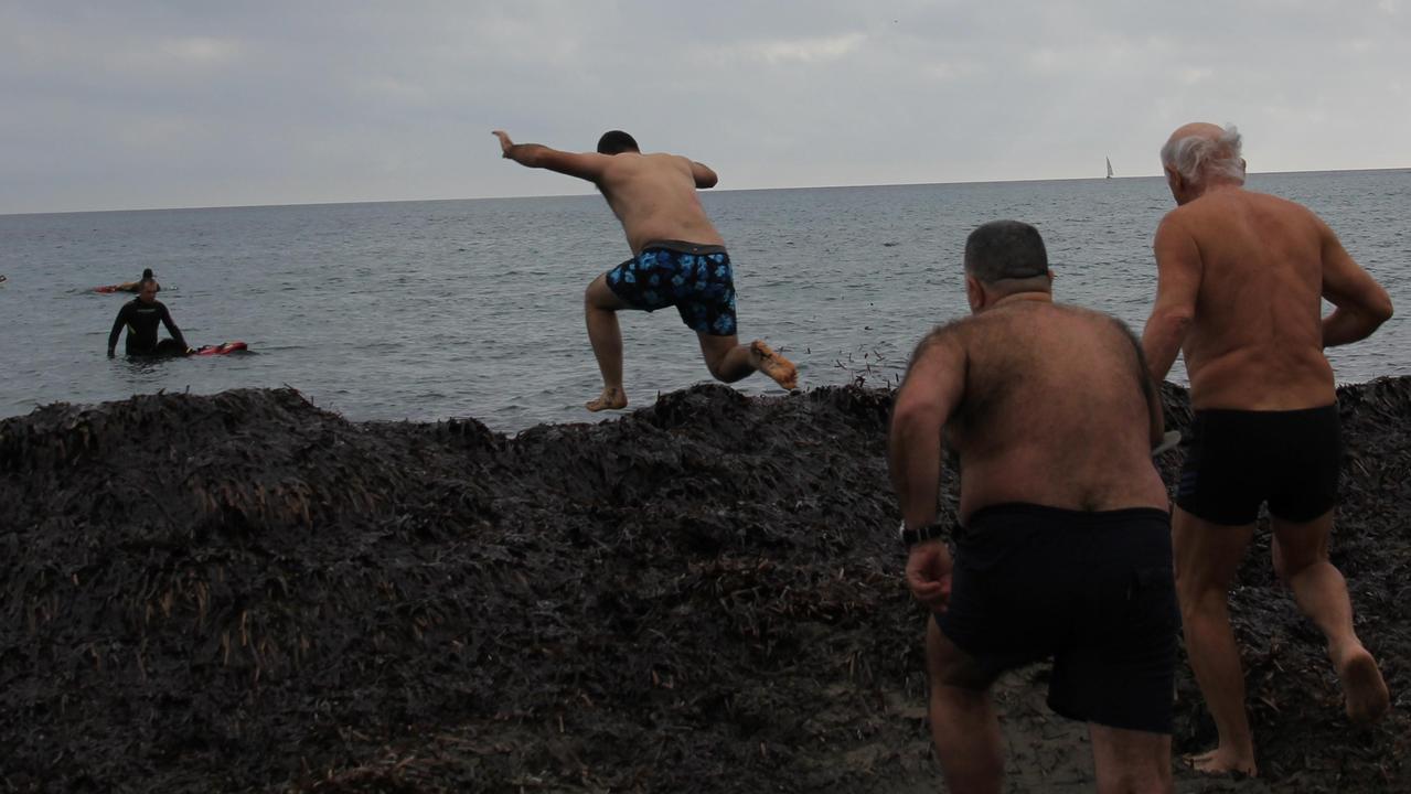 Il tuffo in mare a Villaputzu: 41 coraggiosi al cimento invernale di nuoto