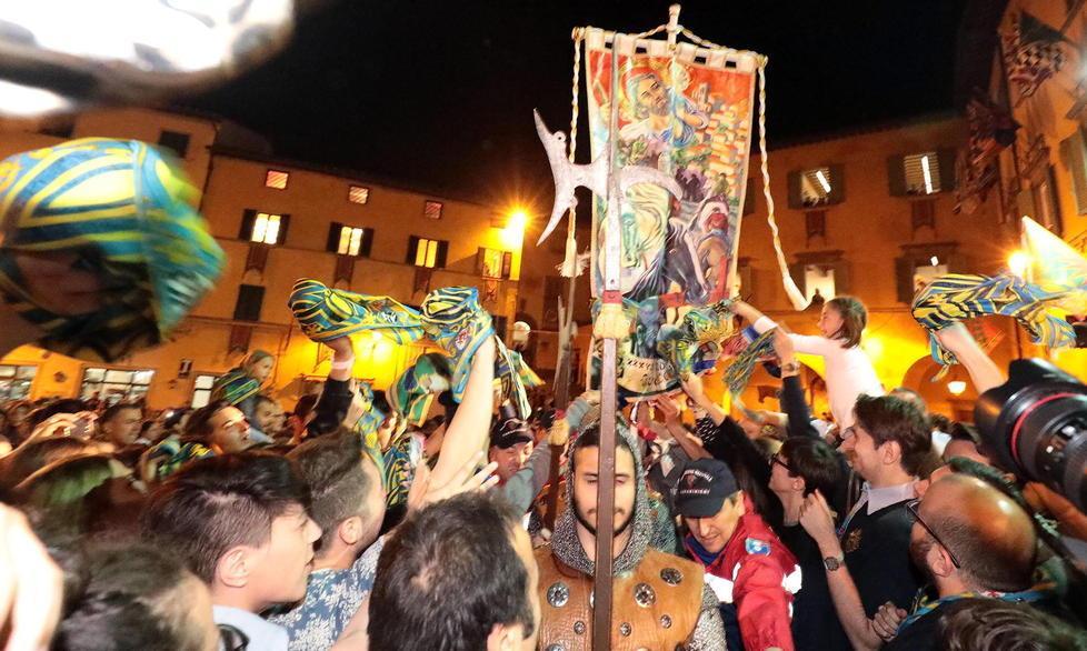 Piazza Veneto gremita per il drappo