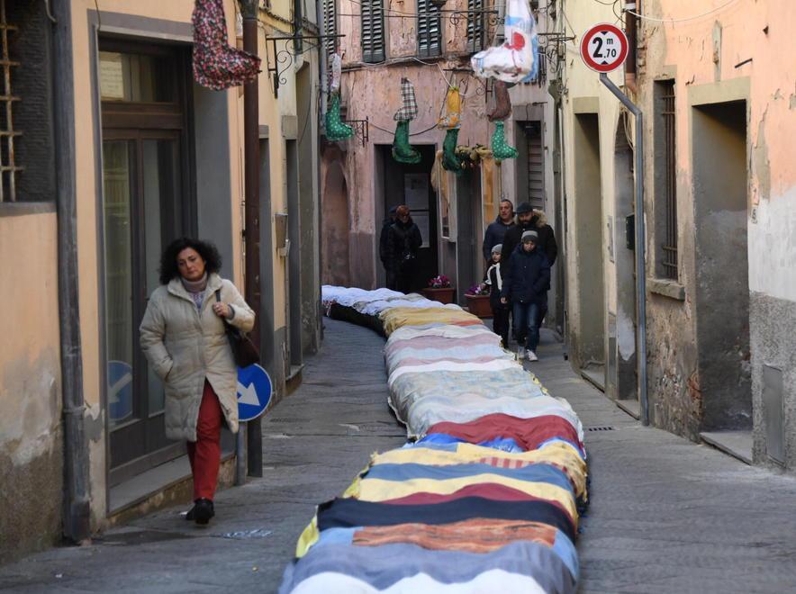 La calza più lunga del mondo: 320 metri 