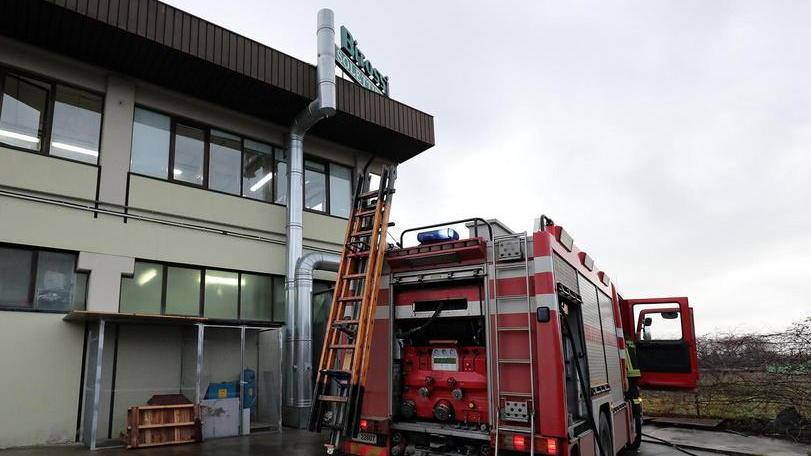 Filtro in fiamme, gli operai scongiurano l’incendio