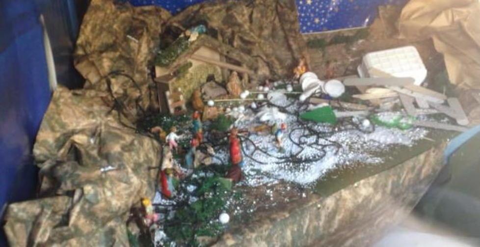 Vandali in piazza Dante Danneggiato il presepe 
