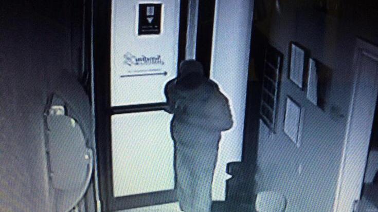 Ladro in azione di notte ripreso dalle telecamere