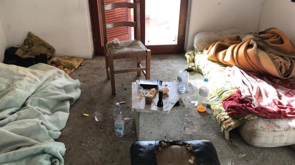 Viaggio nell’orrore del condominio occupato
