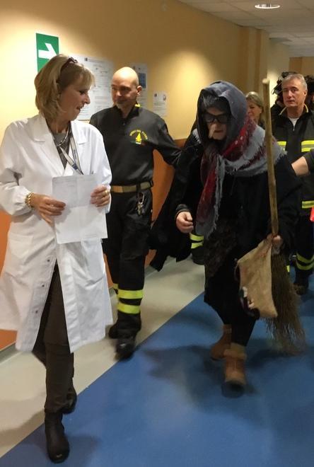 Festa in Pediatria per la Befana dei vigili del fuoco 