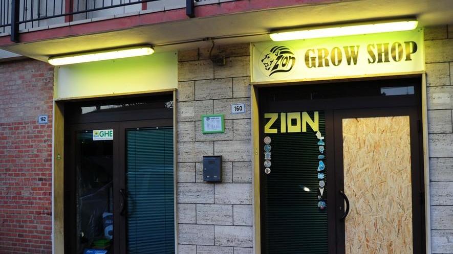 Due spaccate con lancio di tombino