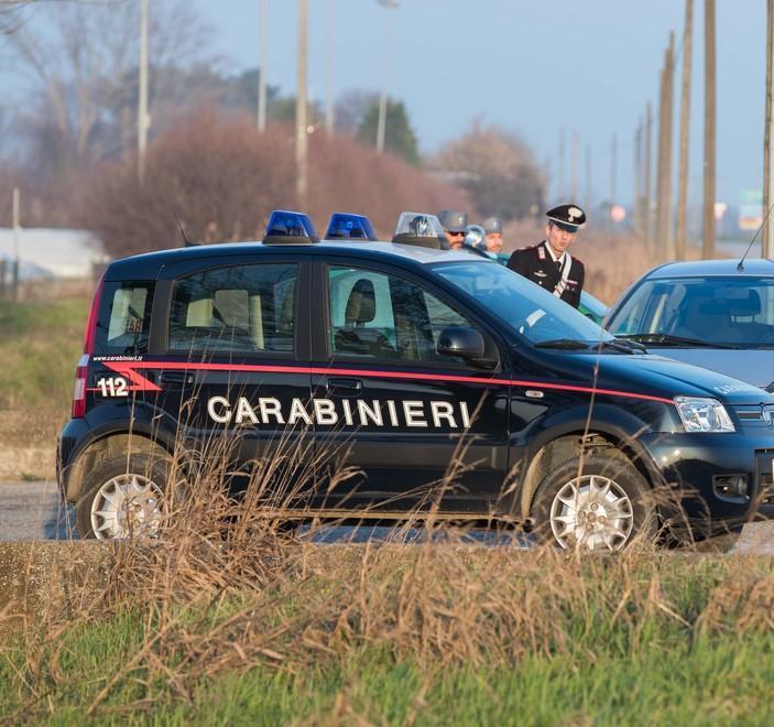 Fa acquisti in un negozio ma paga con assegno falso