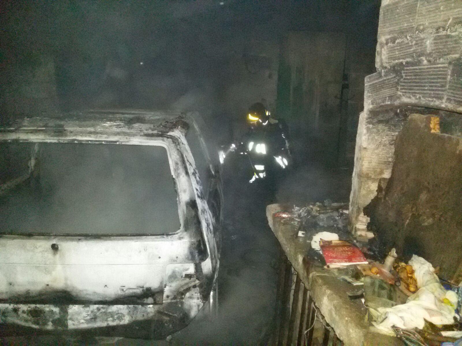 Brucia nella notte l'auto di un 85enne, le fiamme si propagano all'abitazione