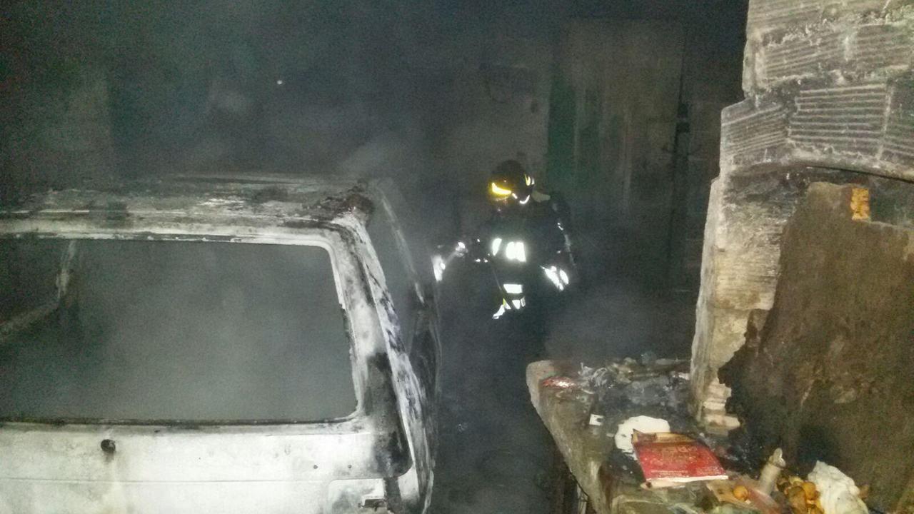 Brucia nella notte l'auto di un 85enne, le fiamme si propagano all'abitazione