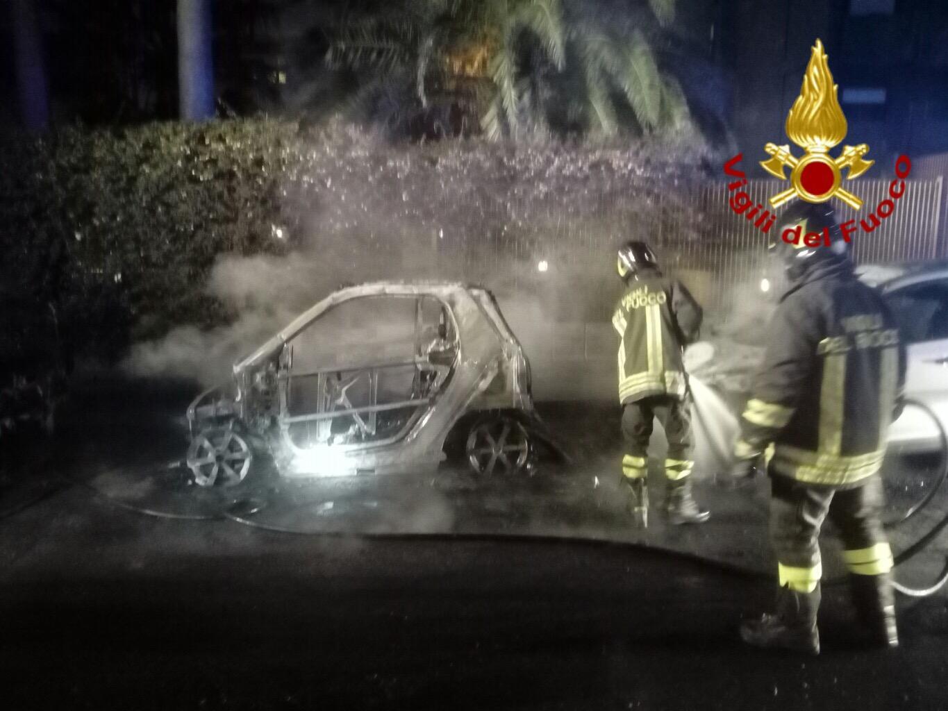 Una delle auto distrutte dal fuoco (foto Mario Rosas)