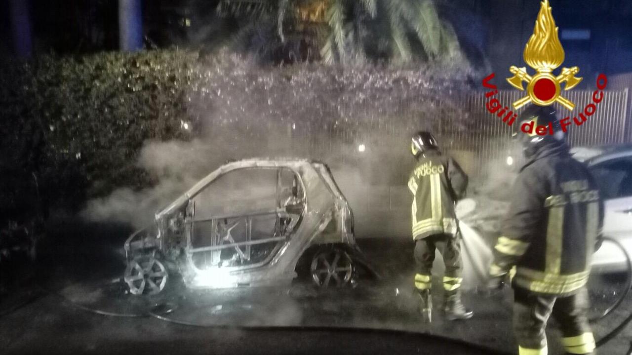 Una delle auto distrutte dal fuoco (foto Mario Rosas)