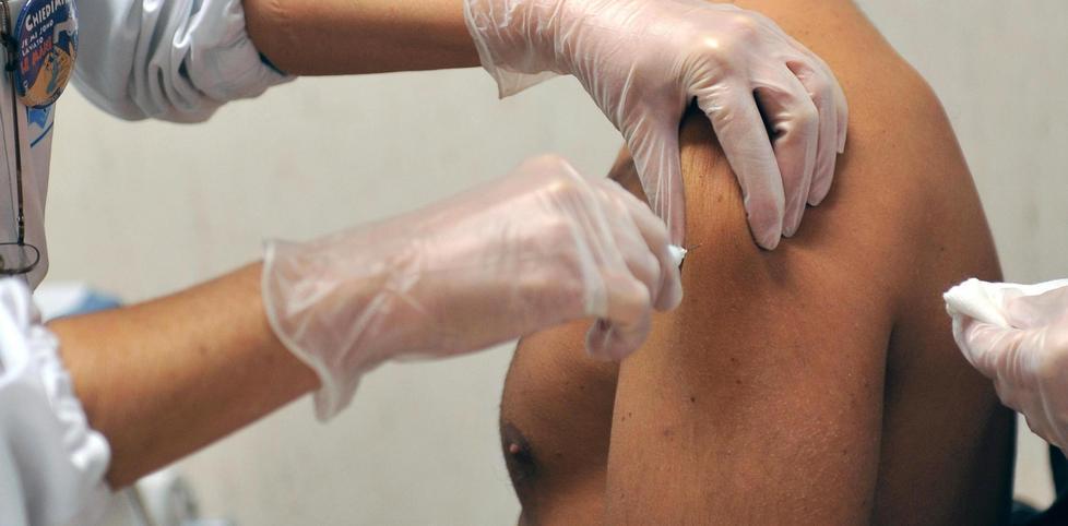 Ferrara, la Regione ai sanitari: vaccinatevi o fuori reparto 