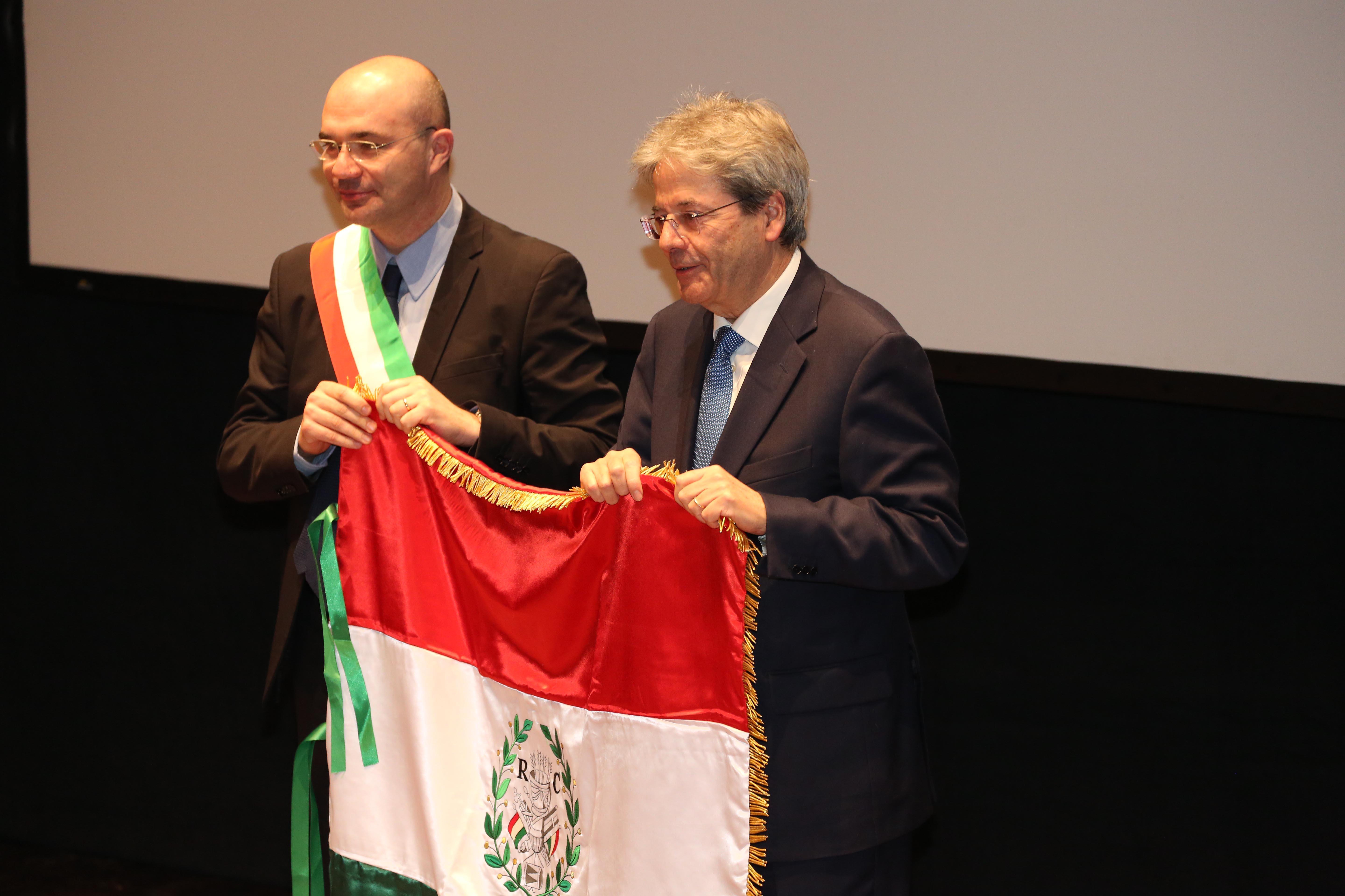 Tricolore, Gentiloni a Reggio Emilia fra bandiere e Costituzione «Investire sulla nostra identità» 
