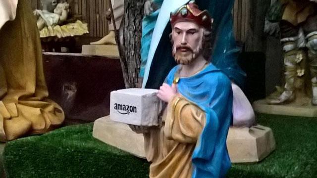 Nel presepe spunta il re magio Amazon che consegna i pacchi