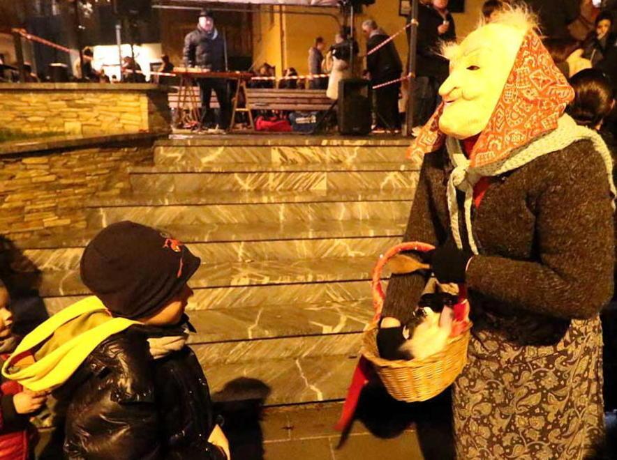 La carica dei mille in piazza a Montignoso festeggiando la Pefàna 