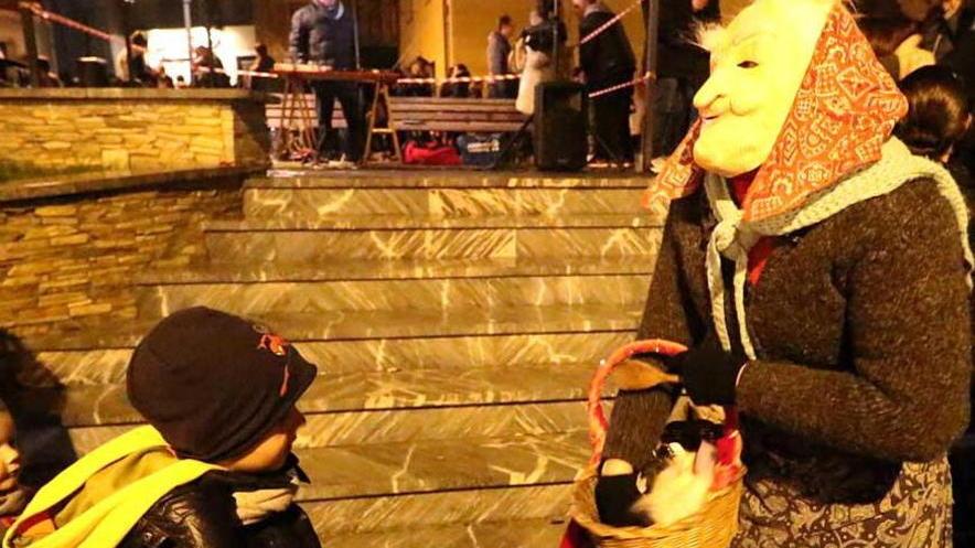 La carica dei mille in piazza a Montignoso festeggiando la Pefàna