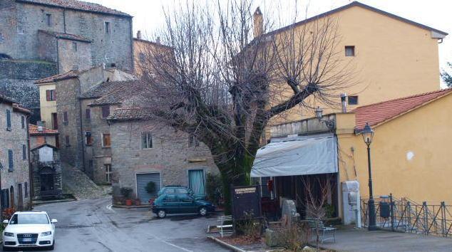 La via di accesso al caratteristico borgo di Serra Pistoiese (Foto Nucci)