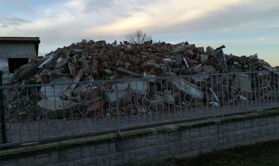 La casa resta di macerie a 6 anni dal sisma