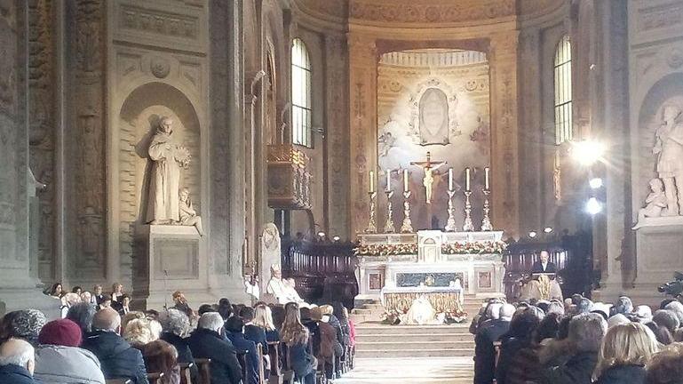 Carpi, Duomo gremito per la messa in tv