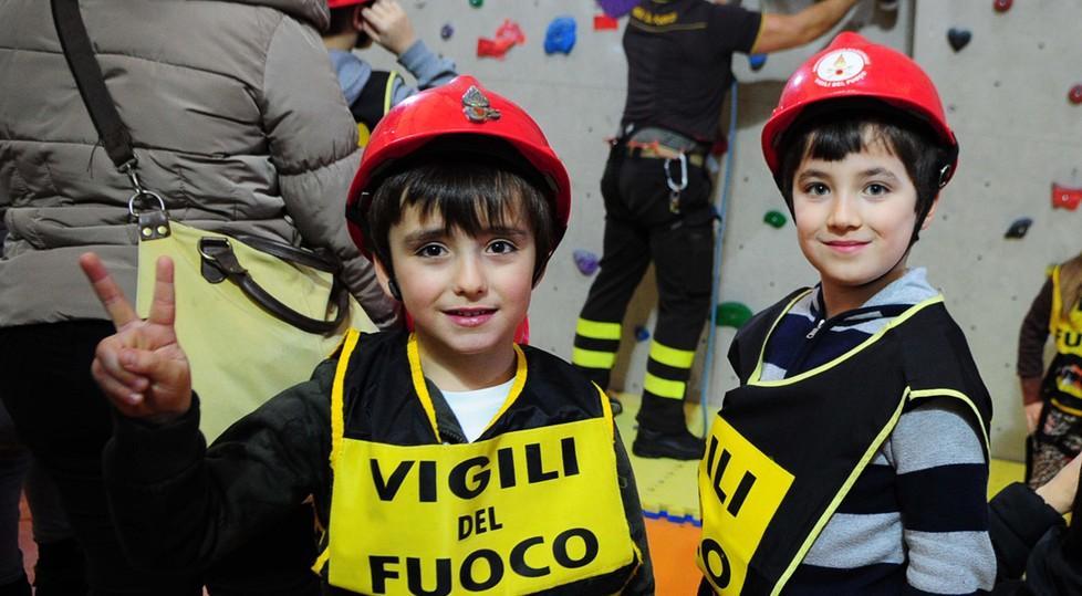 Uno stuolo di bimbi per la Befana regina di Modena 