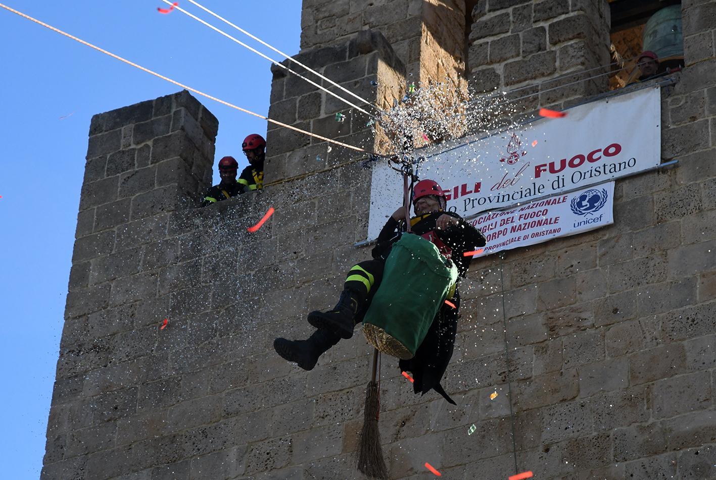 La Befana diverte i bimbi grazie ai vigili del fuoco