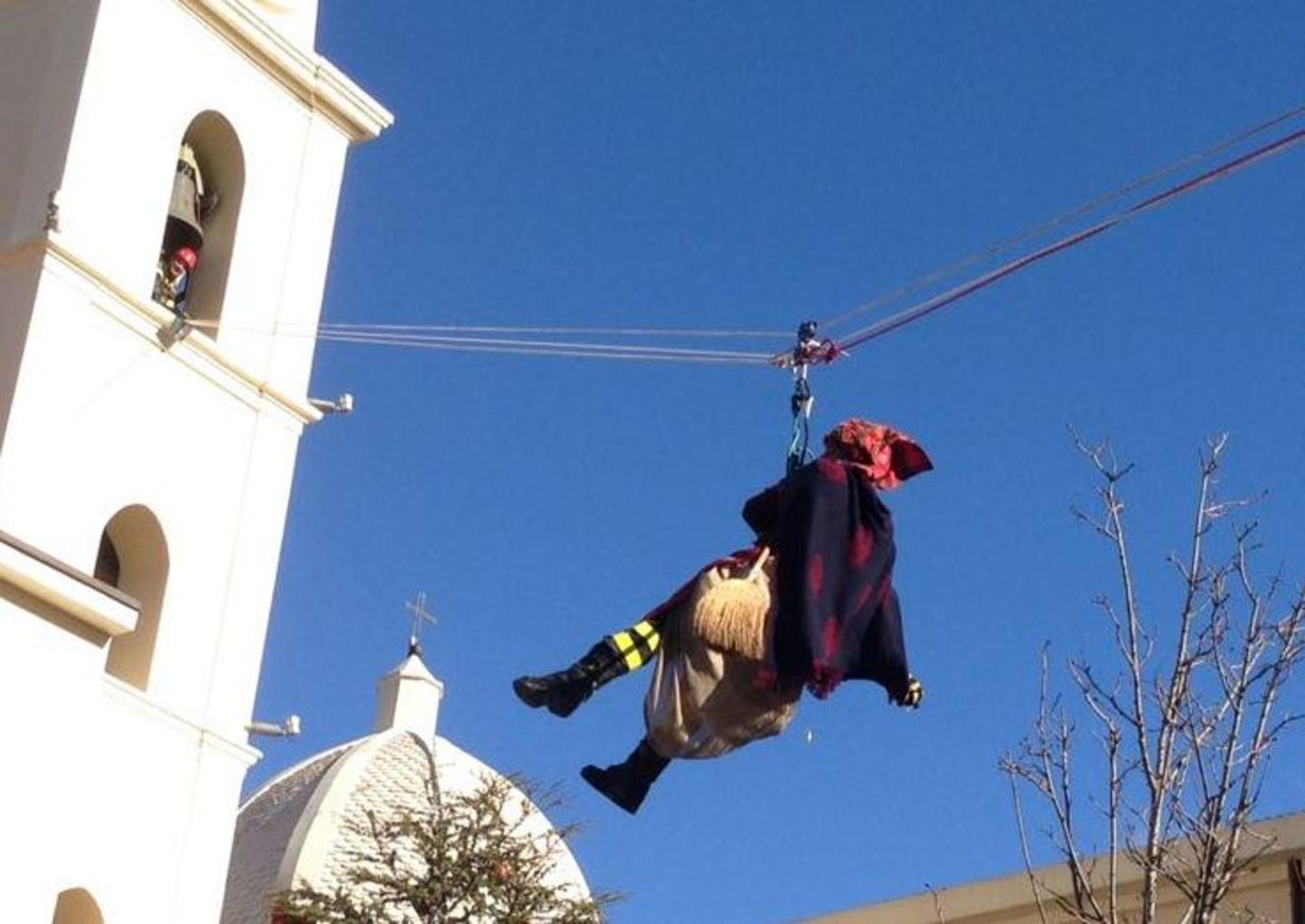 La Befana plana sulla piazza della chiesa 