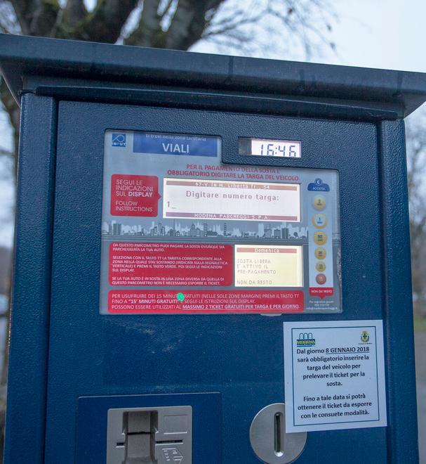 Parcometri: a Modena ora si digita la targa e non si deve più esporre il ticket 